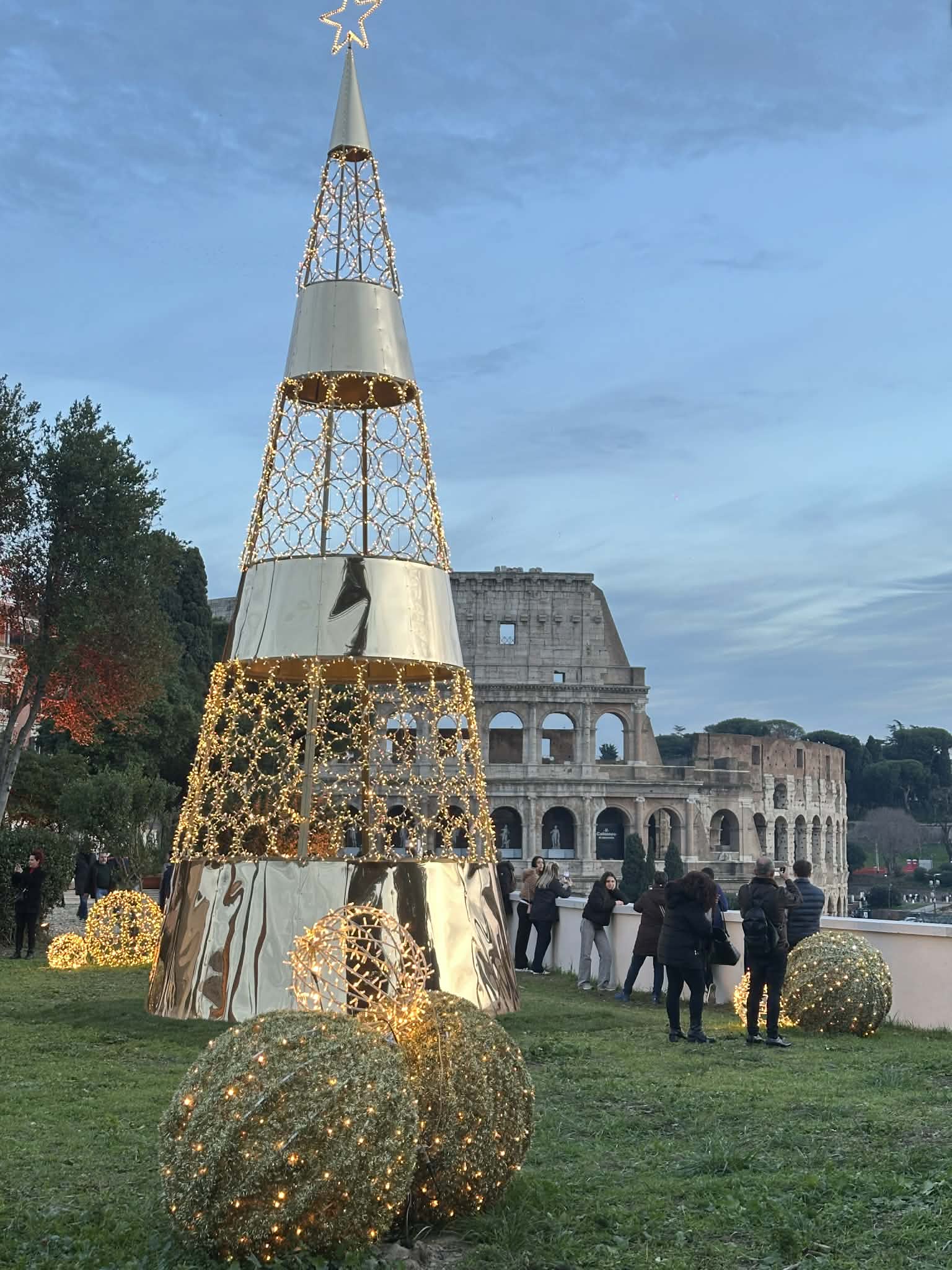 Vista panoramica del Colosseo e Fori Imperiali dal giardino di Villa Silvestri Rivaldi